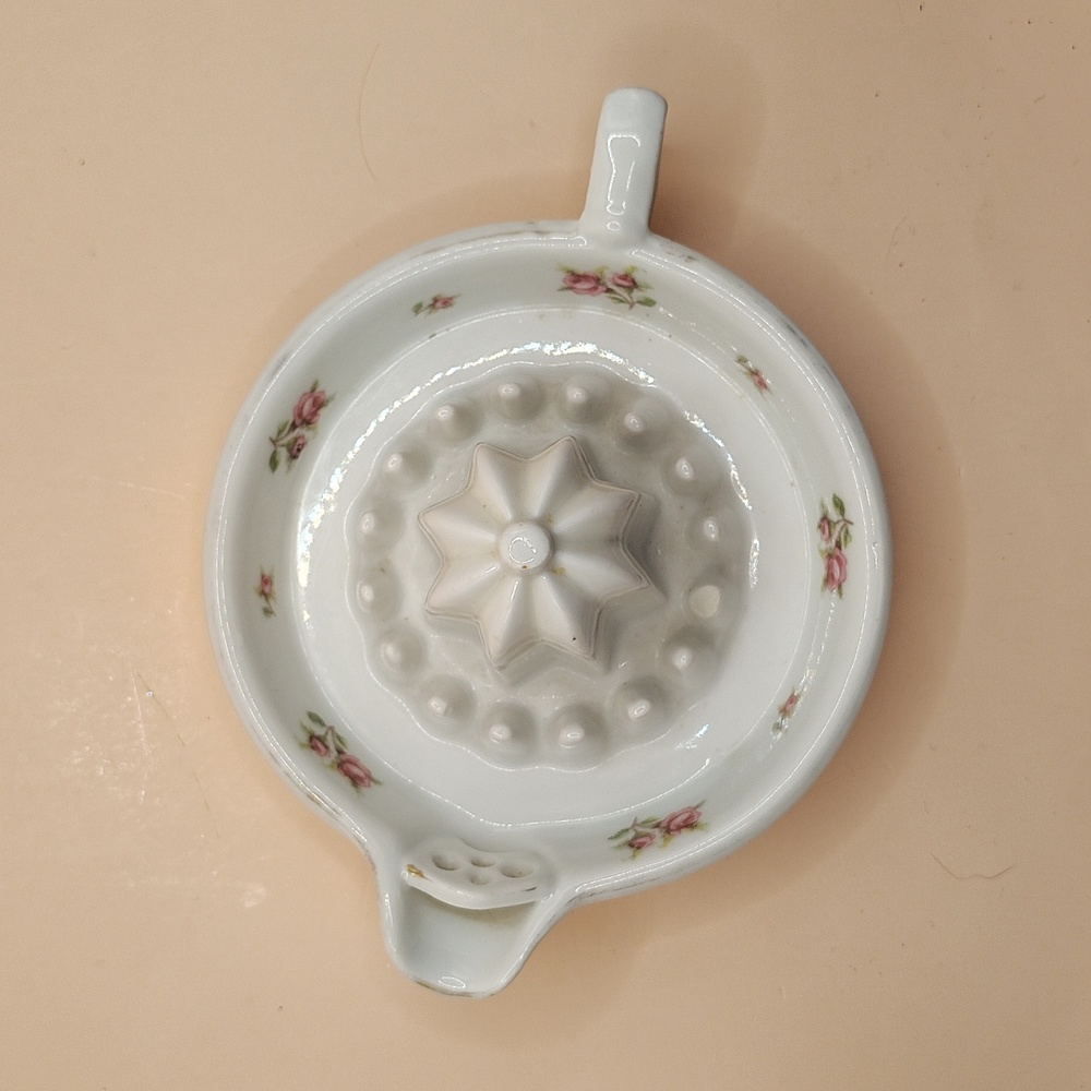 Vintage Victoria Austria Porcelain Citrus Juicer With A Rose Floral Pattern - Picture 3 of 6